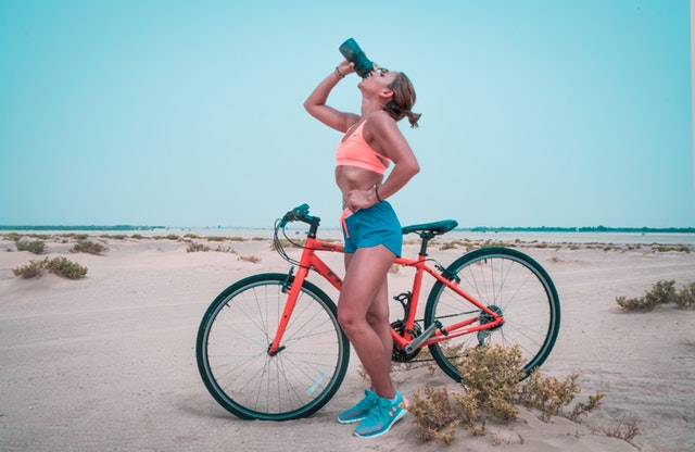 Fit žena, bicykel, pláž.jpg