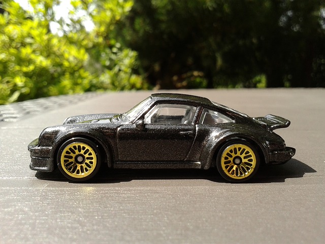 Model čierneho auta so zlatými hliníkovými diskami.jpg