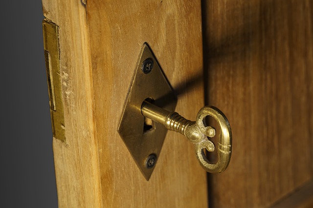 Drevené dvere, kľučka, kľúč.jpg